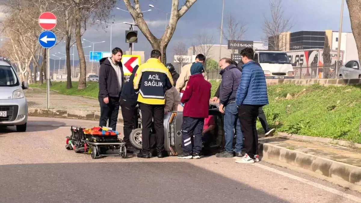 Devrilen triportörde annesi yaralanan çocuk gözyaşlarını tutamadı