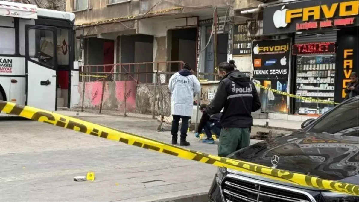 Diyarbakır'da 'tadilat' nedeniyle çıkan silahlı kavga kameraya yansıdı