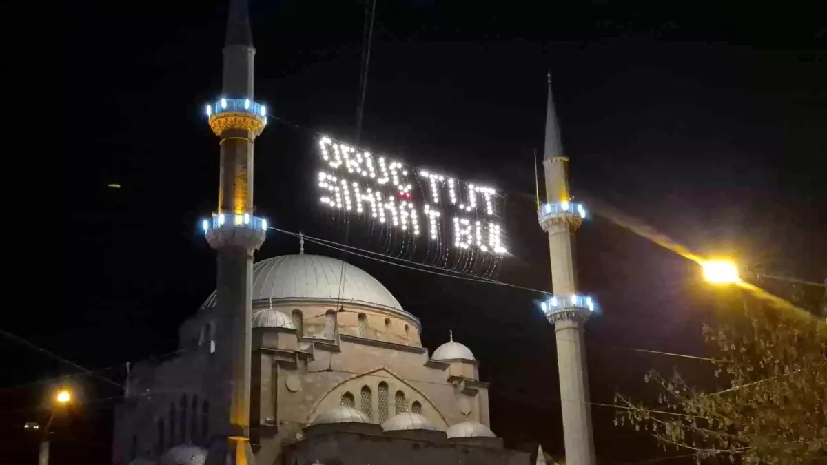 Eskişehir'de mahyalar minareleri süslemeye başladı