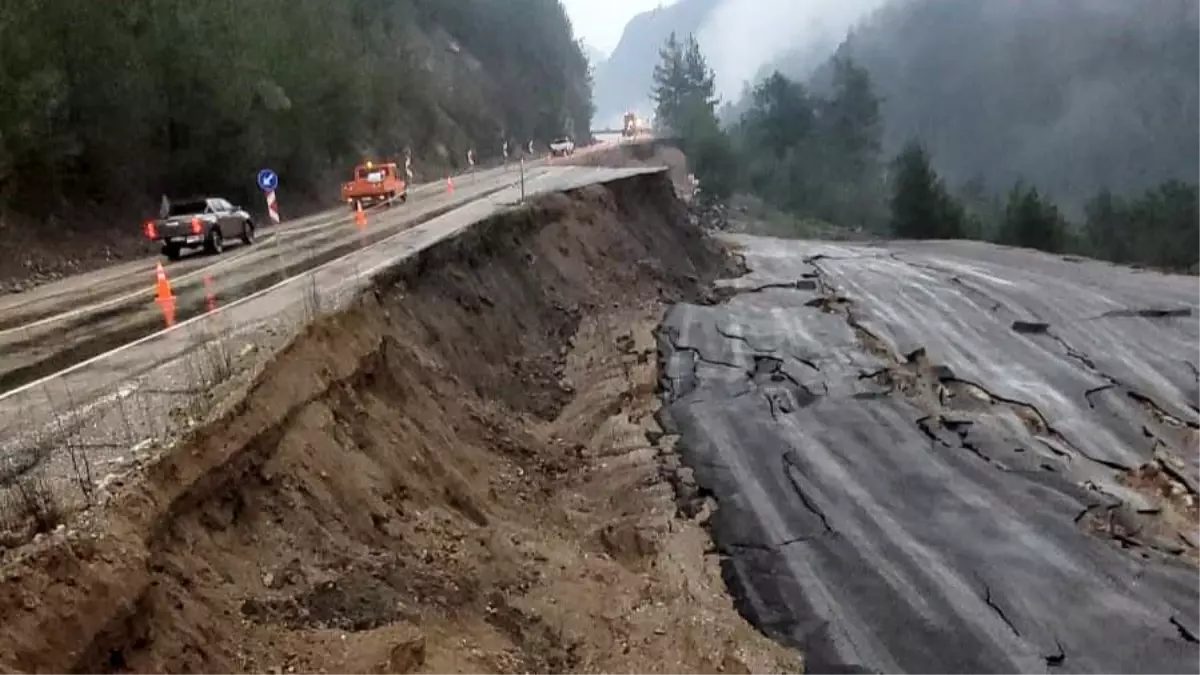 Feke'de helikopter pistinde heyelan meydana geldi