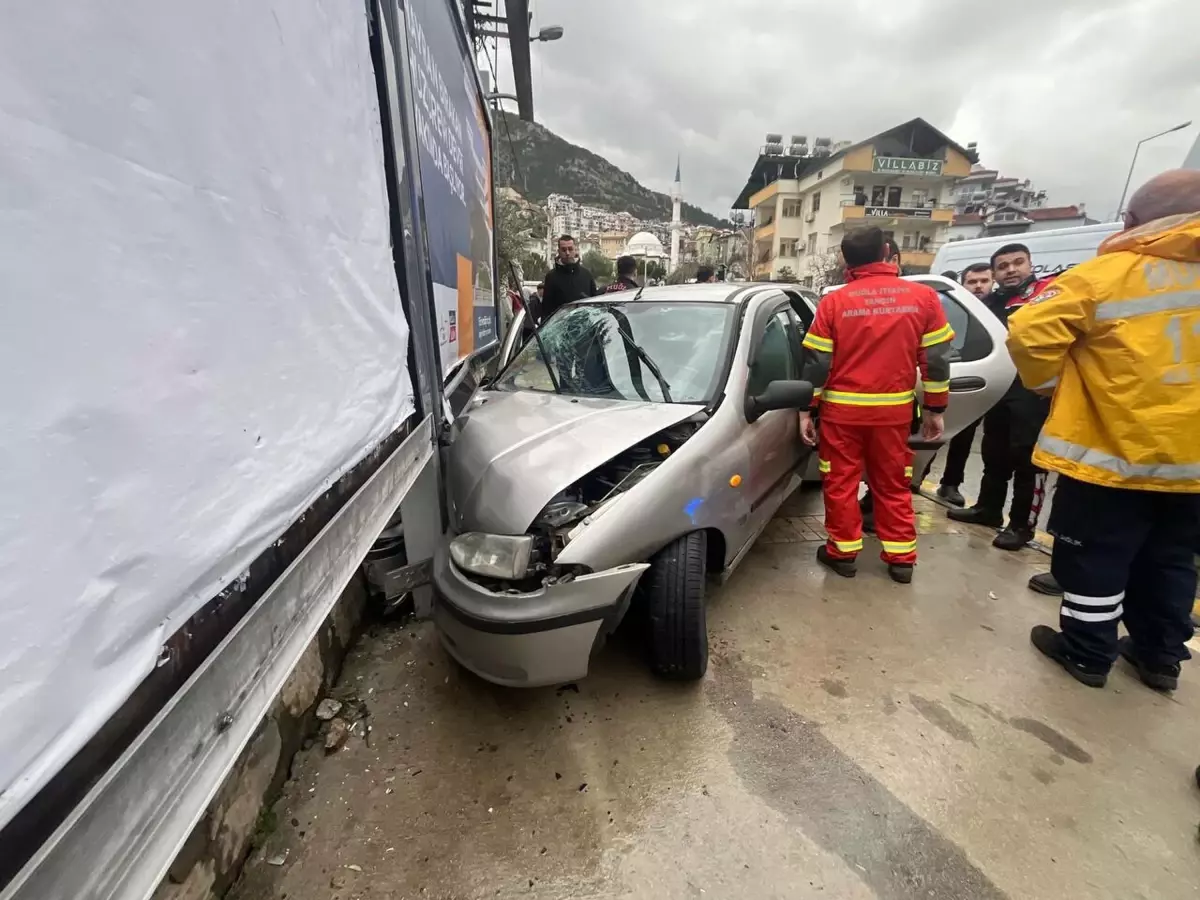 Fethiye'de otomobil istinat duvarına çarptı: 1 ölü, 3 yaralı