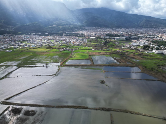 Gediz Nehir taştı; su altında kalan ova dronla görüntülendi