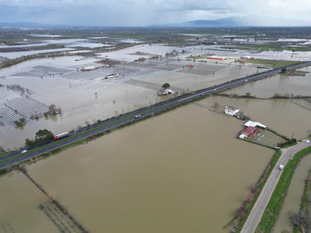 Gediz Nehir taştı; su altında kalan ova dronla görüntülendi