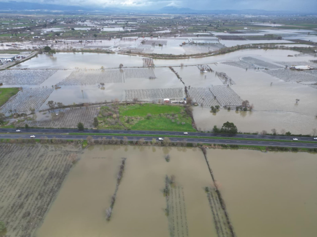 Gediz Nehir taştı; su altında kalan ova dronla görüntülendi