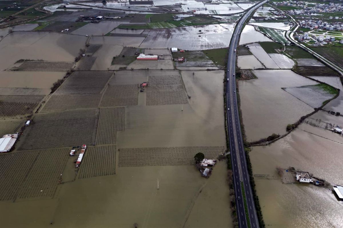 Gediz Nehri taştı; su altında kalan ova dronla görüntülendi