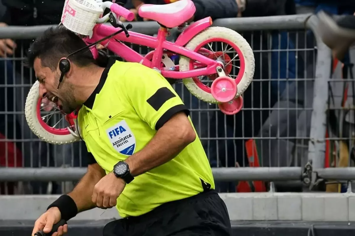 Görüntüler ortaya çıktı! Tribünden hakeme skuter attılar, o anlar kamerada