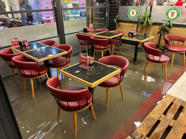 izmir de saganak yagista cadde ve sokaklar gole 19577175 1273 m