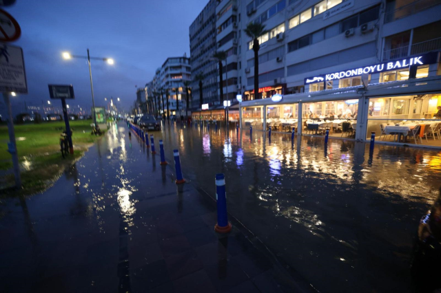 izmir de saganak yagista cadde ve sokaklar gole 19577175 3417 m