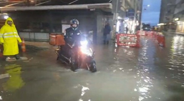 izmir de saganak yagista cadde ve sokaklar gole 19577175 6380 m