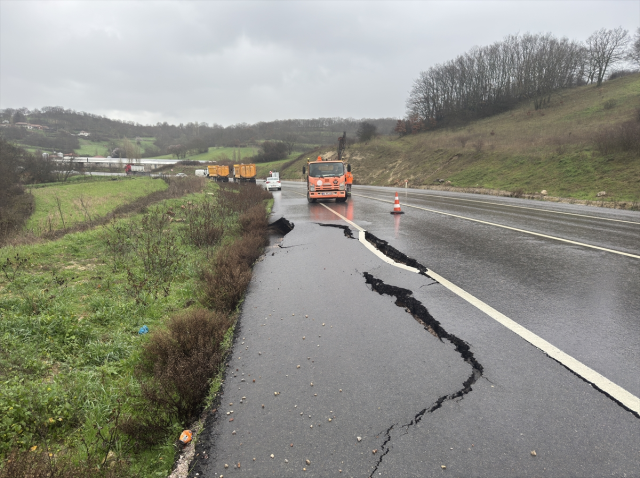 The cause of the cracks on the highway is not an earthquake