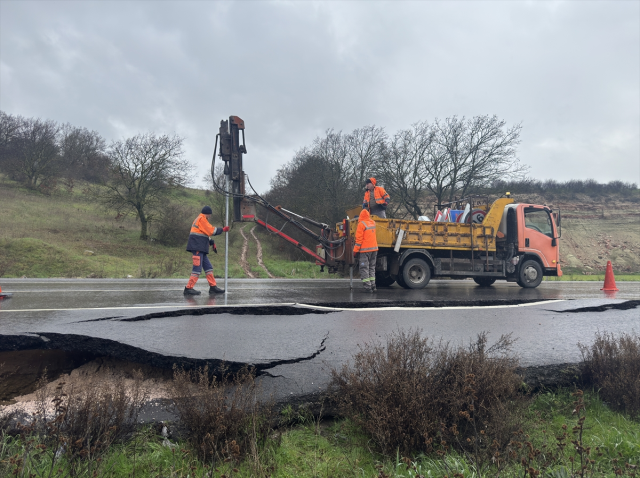 The cause of the cracks on the highway is not an earthquake