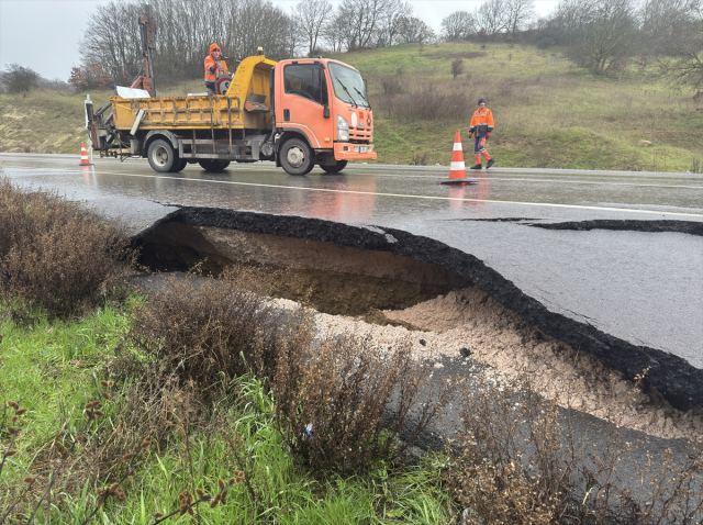 The cause of the cracks on the highway is not an earthquake