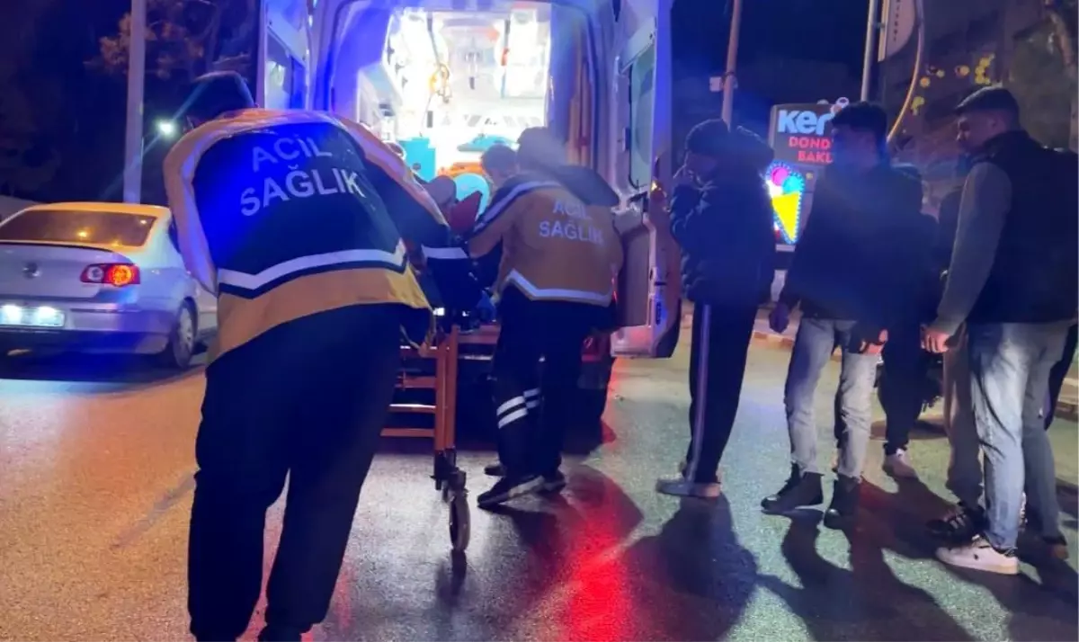 Kavşakta motosiklet ile otomobil çarpıştı: 2 yaralı