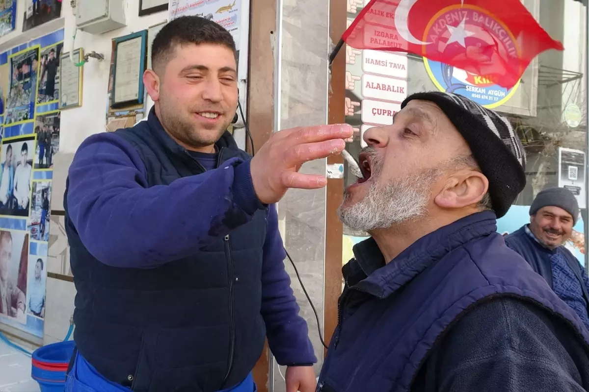 Günler sonra tezgahta görünce dayanamadı, çiğ çiğ ağzına attı