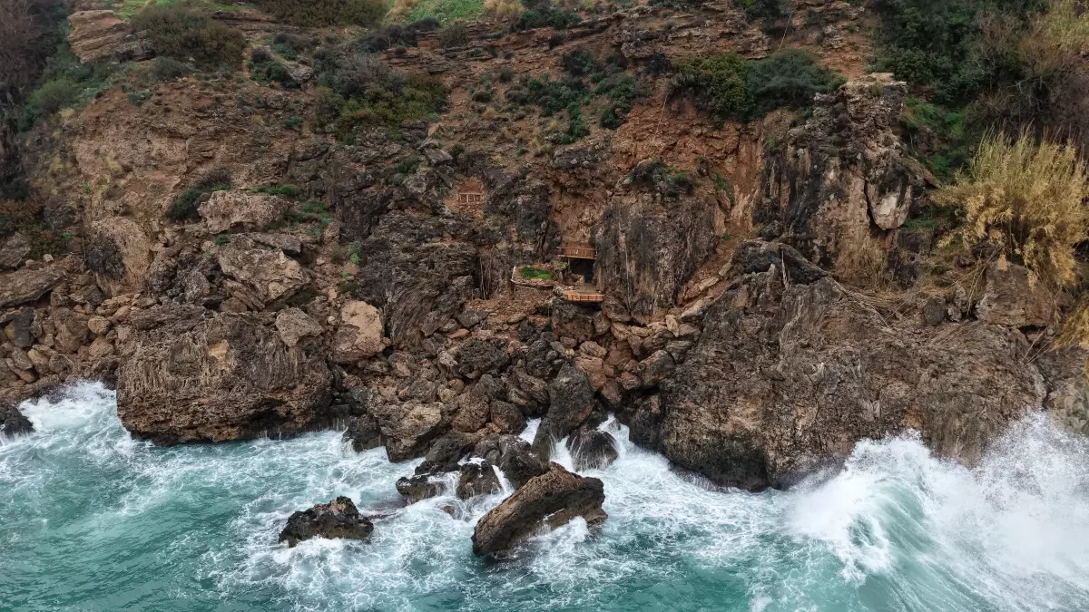 Antalya'da Falezlerde Kaçak Barakalar Görüntülendi