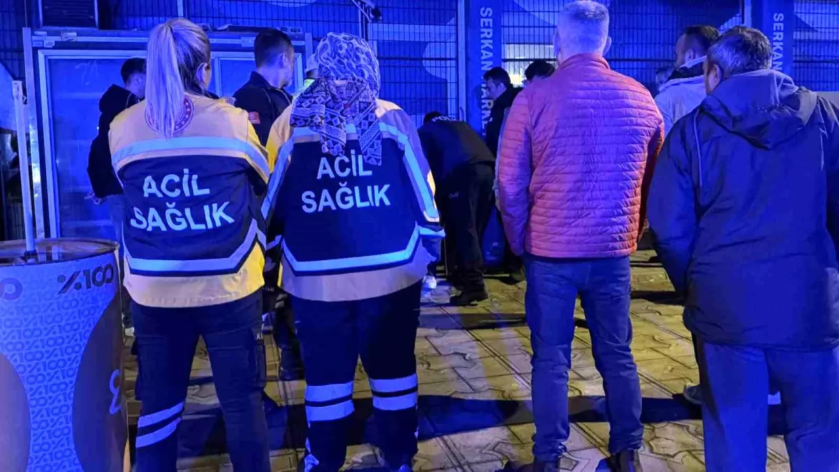 Motosiklet kazasında yaralanıp hastaneye gitmek istemeyen genci polis ikna etti