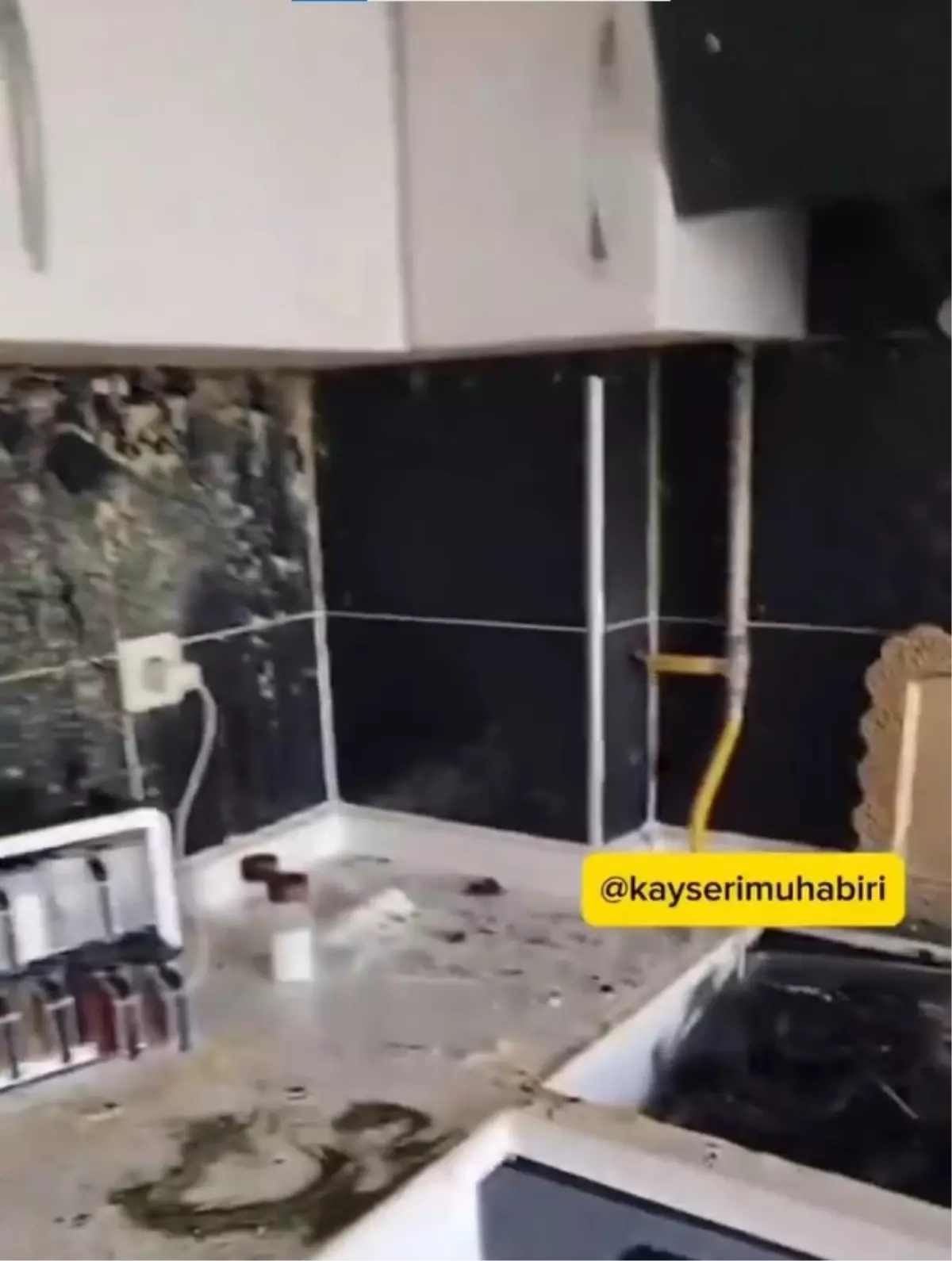 Ocaktaki düdüklü tencere patladı, mutfak kullanılamaz hale geldi