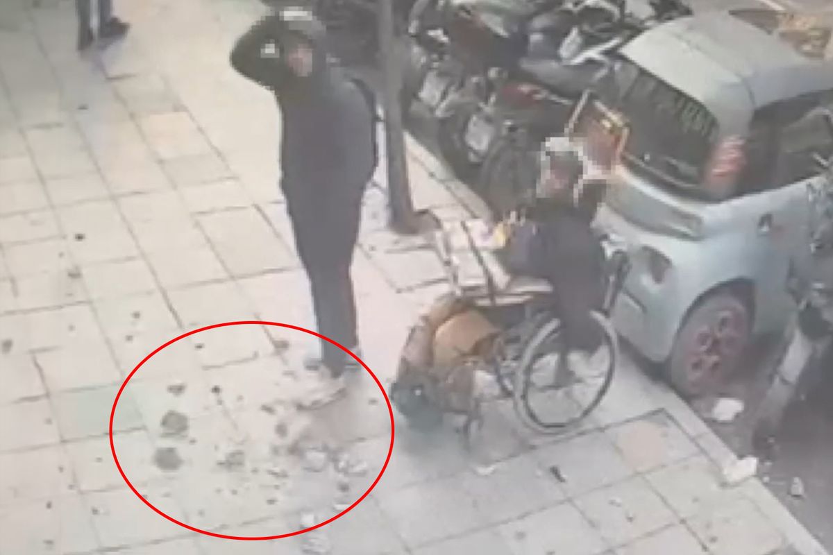 Resmen başlarına taş yağdı