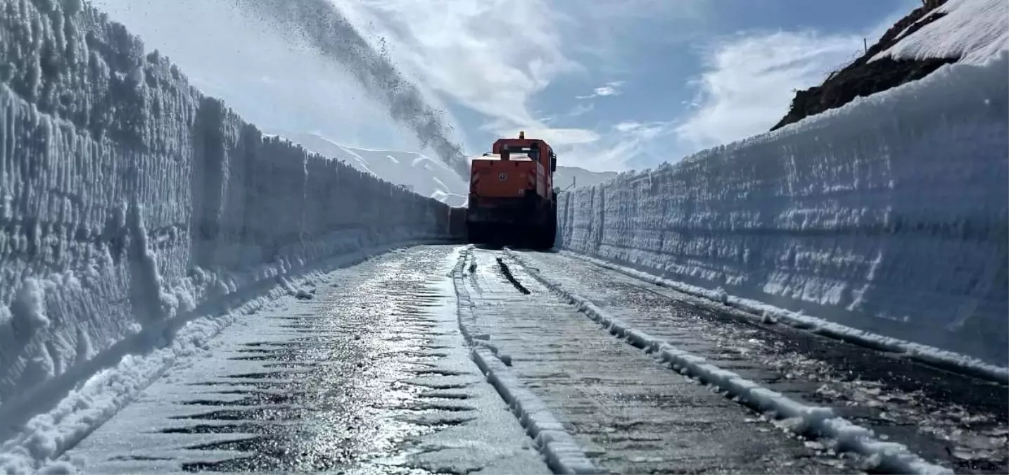 Şırnak'ta 70 gündür kapalı olan belde yolunun açılması için çalışmalar başlatıldı