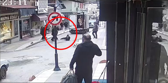 Он выстрелил и ударил ногой! Ужасные моменты на камере