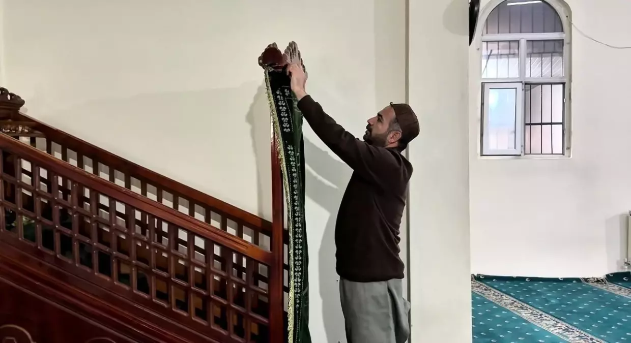 Yüksekova'da camiler Ramazan ayına hazır: İbadethaneler gül kokularıyla arındırıldı