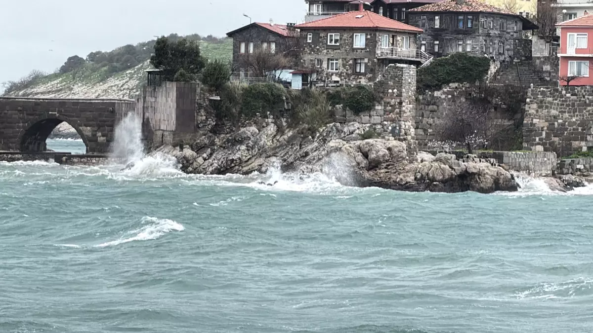 Amasra'da rüzgar; dalga boyu 2 metreye ulaştı