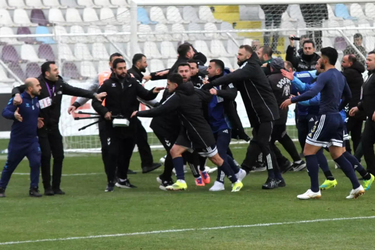 Ankara Keçiörengücü-Erzurumspor FK maçı bitti, saha karıştı