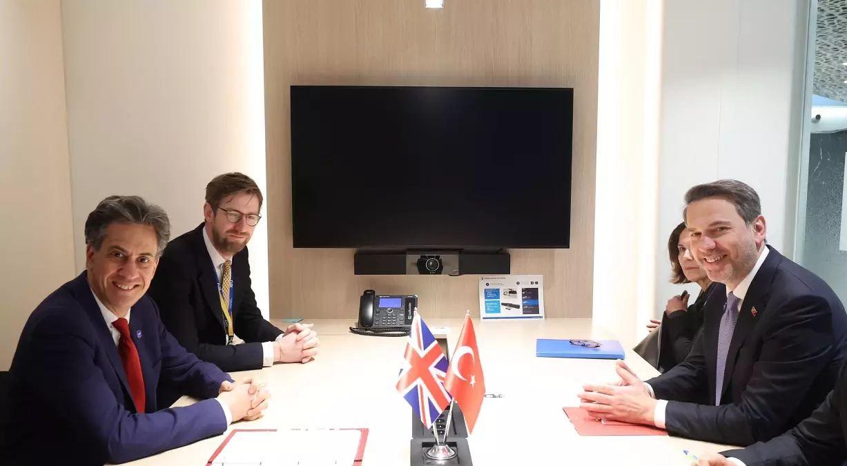 Bakan Bayraktar, Birleşik Krallık Enerji Bakanı Miliband ile görüştü