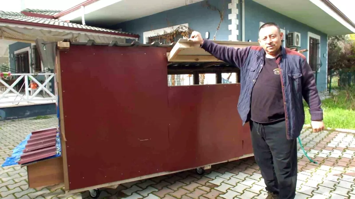 Balıkesir'de bir bakkal gezen tavuk kümesi yaptı