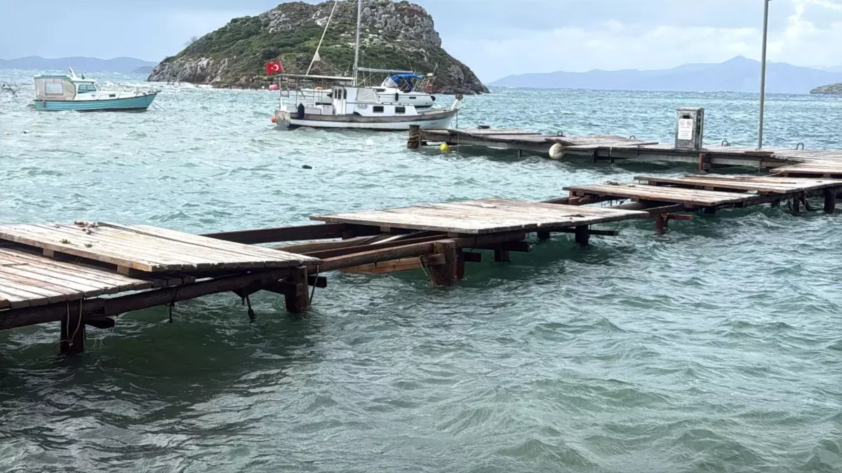 Bodrum'da fırtına;, deniz taştı, işletmelerin camları kırıldı