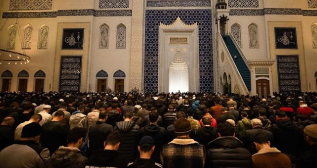 Camide ve evde teravih namazı nasıl kılınır? Teravih namazı kaç rekattır, nasıl niyet edilir, hangi dualar okunur?