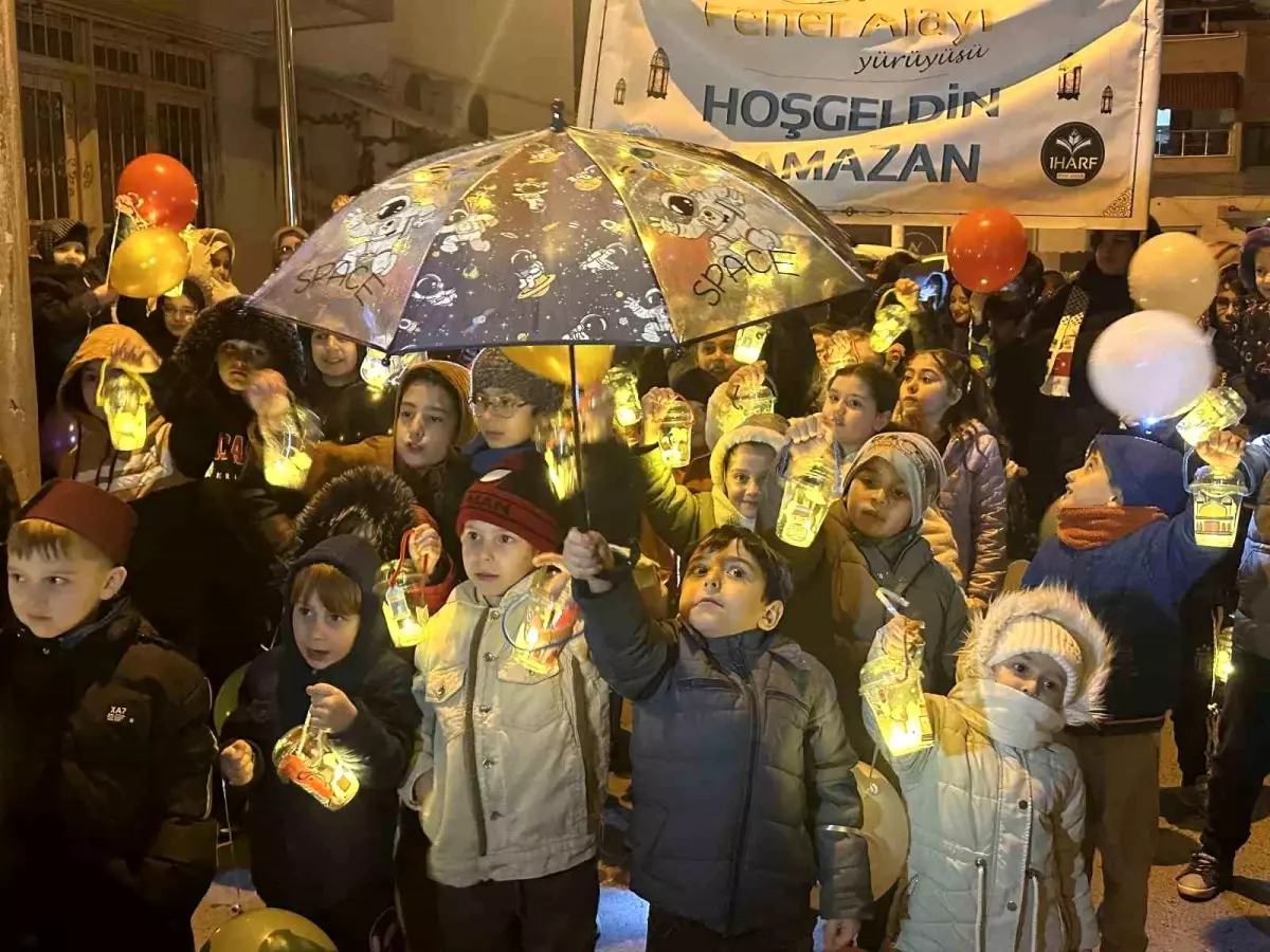 Çocuklar ellerinde fenerle ilk teravih namazı heyecanına ortak oldu