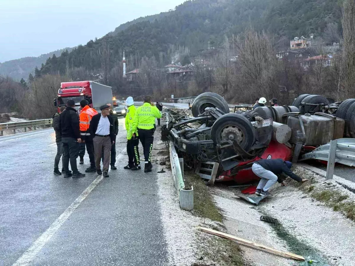 Devrilen tırın altında kalan sürücü hayatını kaybetti