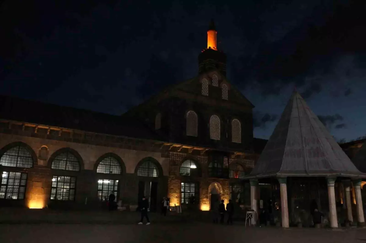 Diyarbakır'da Ramazan ayının ilk teravih namazı kılındı