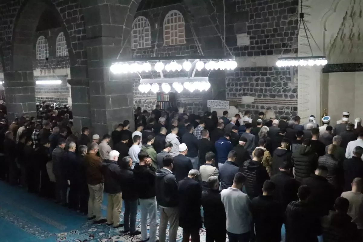 Diyarbakır'da ramazan ayının ilk teravih namazı kılındı