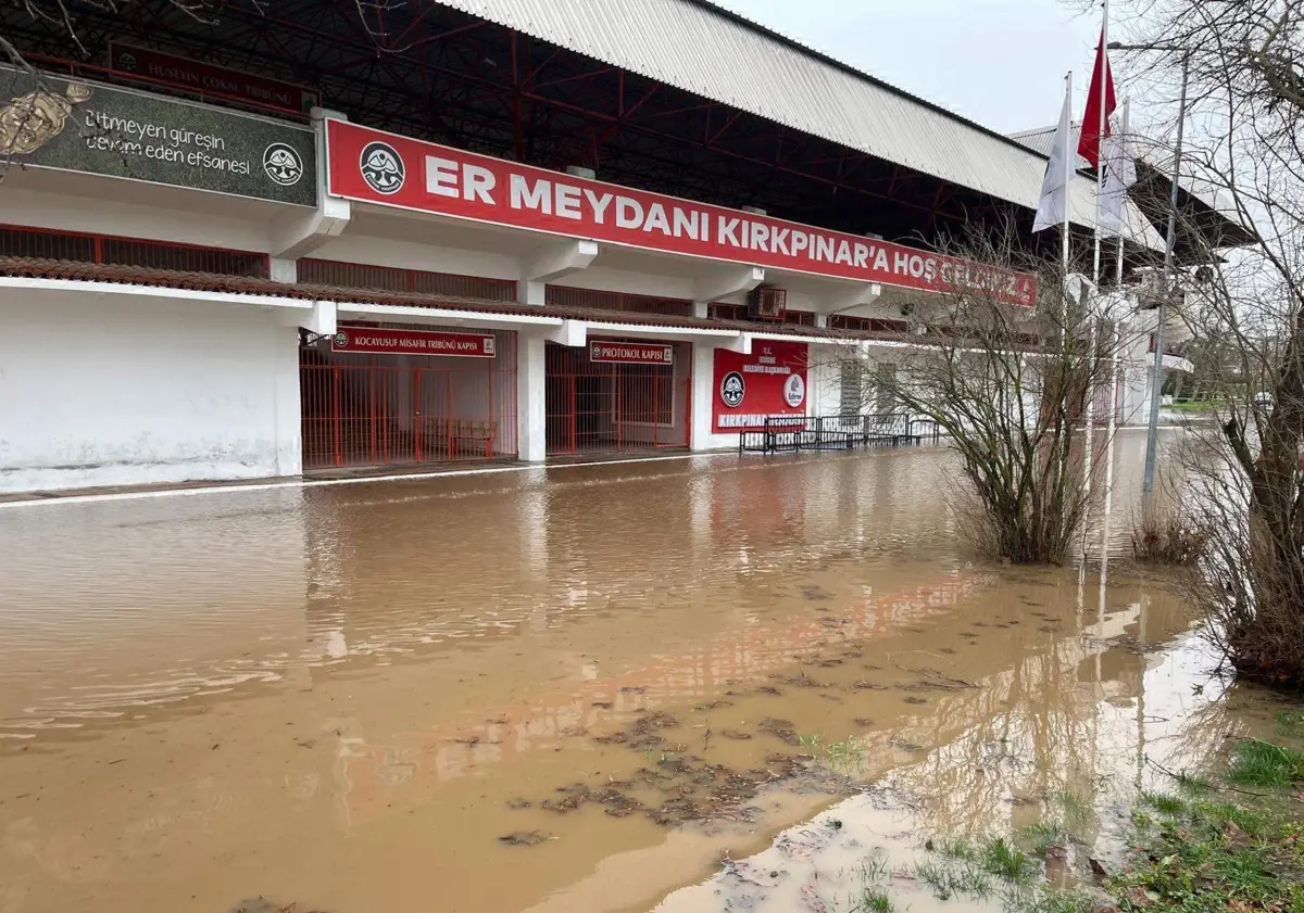 Edirne'de nehirlerin debisi arttı, 'turuncu alarm' verildi; Sarayiçi'ni su bastı