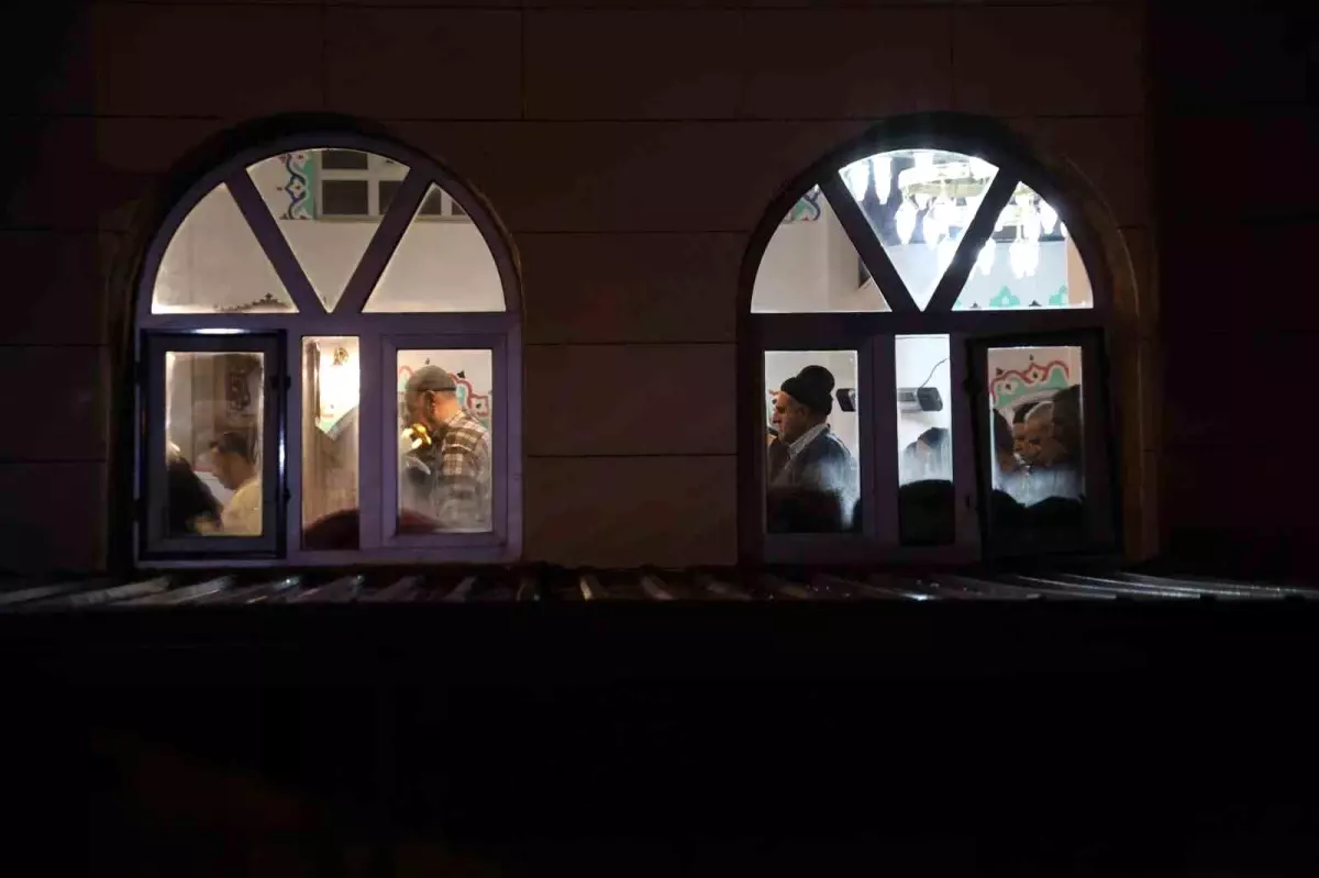 Elazığ'da Ramazan ayının ilk teravihinde camiler dolup taştı