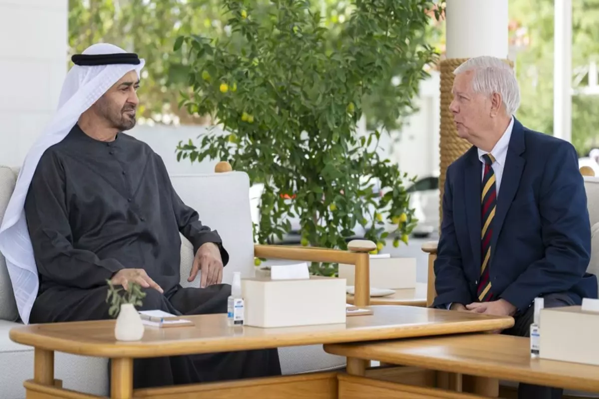 Hayatını kaybettiği iddia edilen BAE lider Al Nahyan, ABD'li senatörü kabul etti