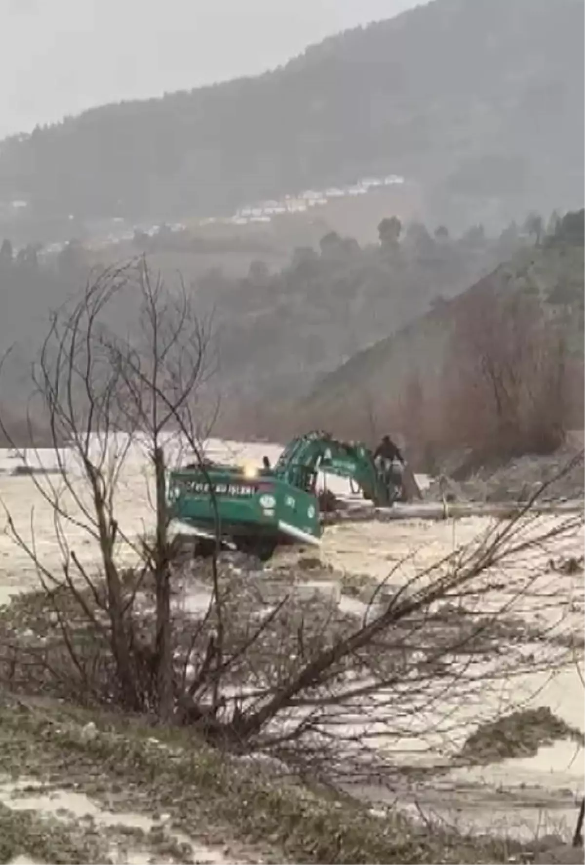 Kahramanmaraş'ta dere taştı, mahsur kalan vatandaş iş makinesiyle kurtarıldı