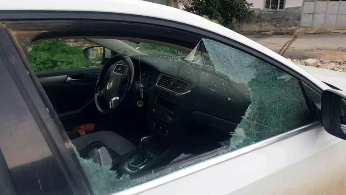 Kaldırım taşıyla camını kırdıkları otomobilden depremzede vatandaşın 100 bin TL'sini çaldılar