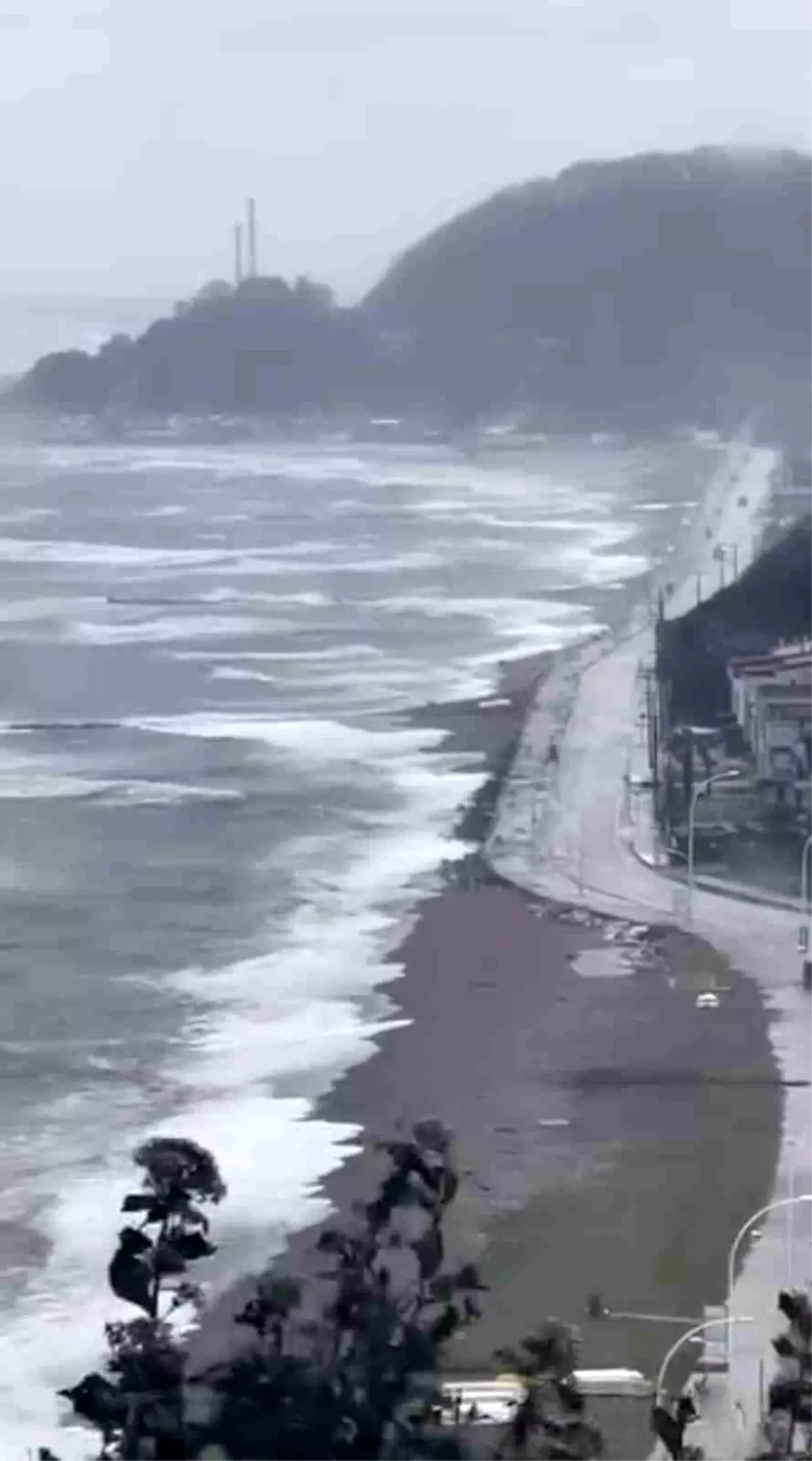 Karacabey'de fırtına ve sağanak sonrası deniz taştı