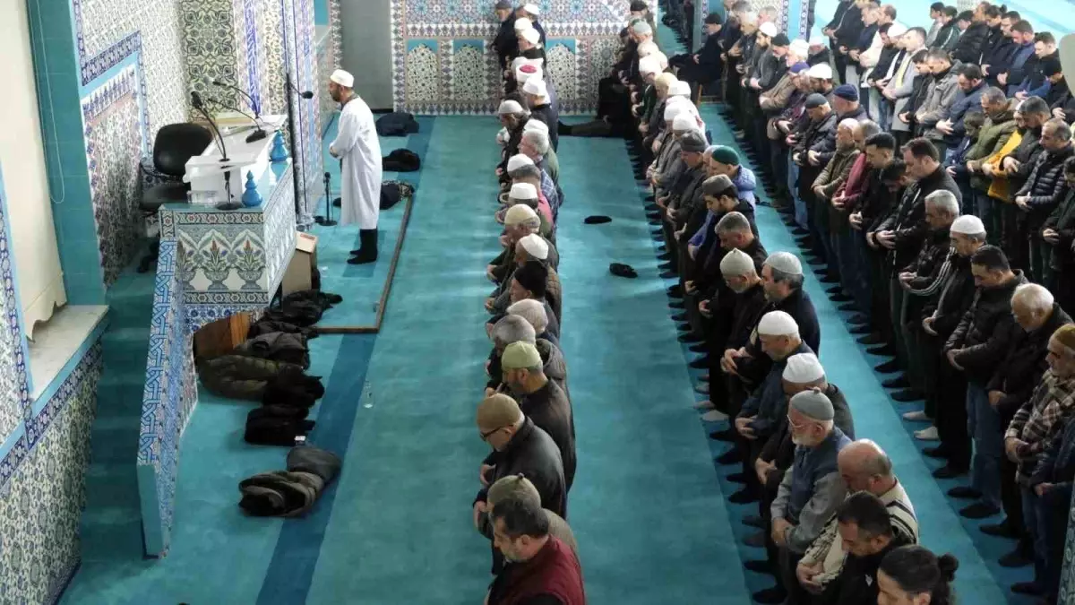 Karaman'da ilk teravih namazında camiler doldu taştı