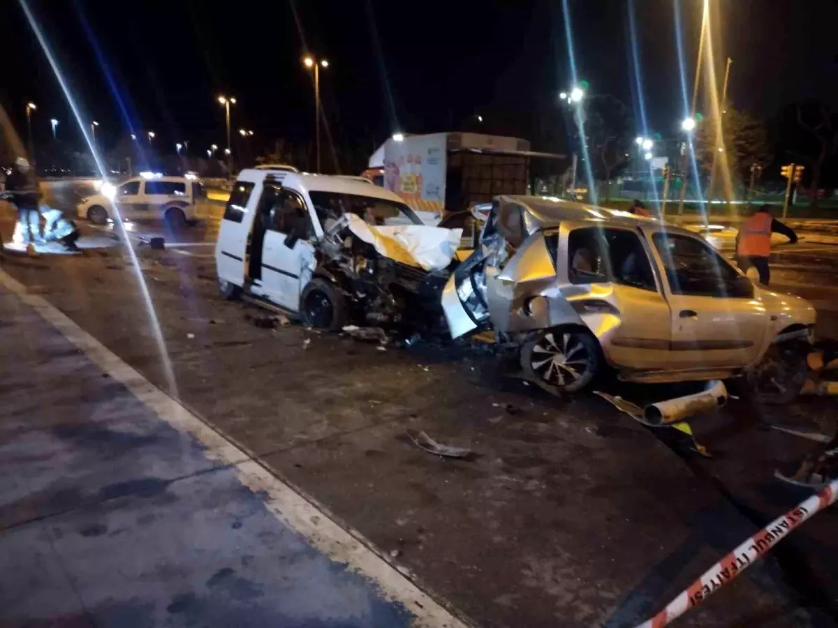 Kartal'da sahil yolunda hafif ticari araç park halindeki otomobile çarptı: 4 yaralı
