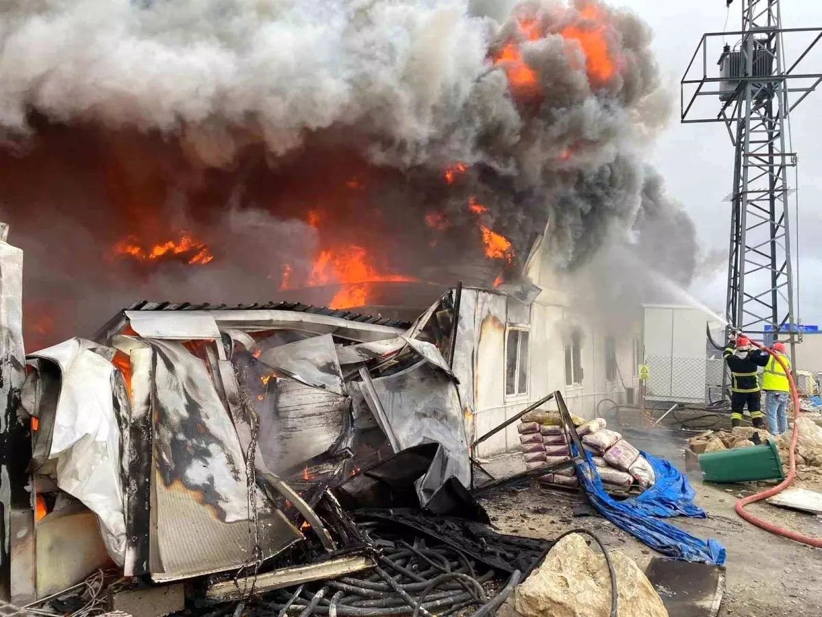 Konteyner yatakhane alevlere teslim oldu