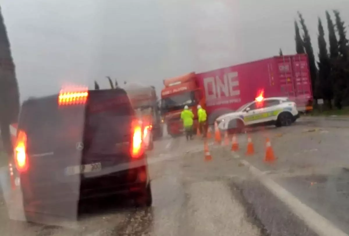 Kontrolden çıkan tır yolu kapattı