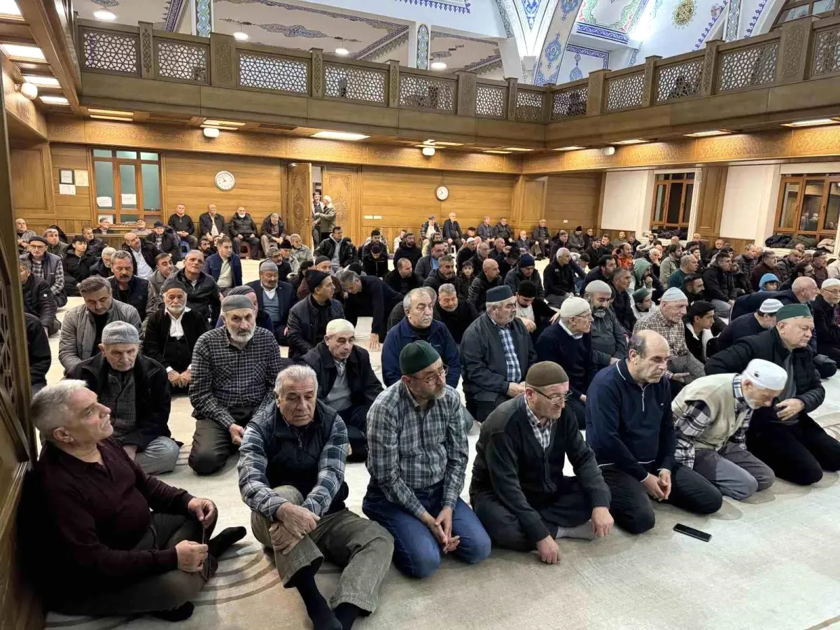 Kulu'da ilk teravih namazında camiler doldu