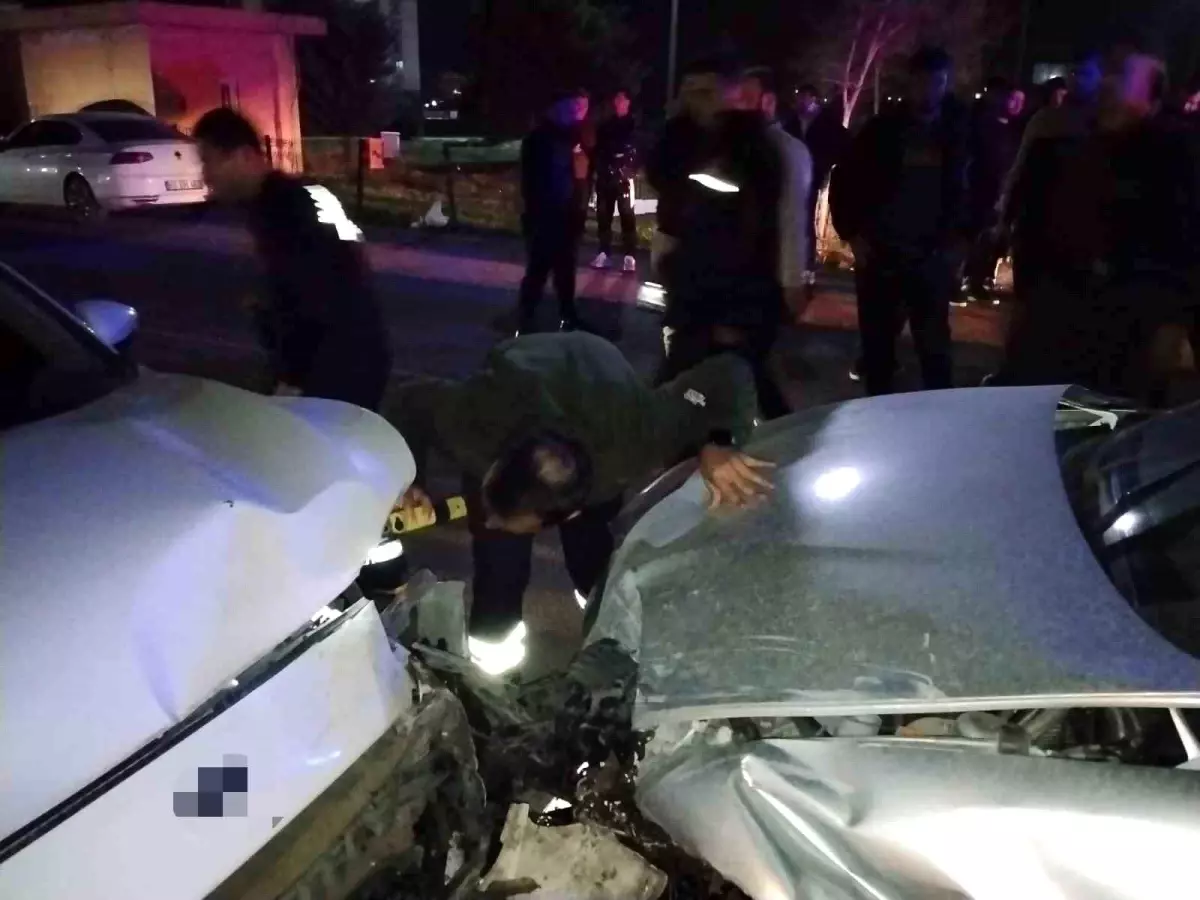 Mardin'de iki otomobil çarpıştı, 6 kişi yaralandı