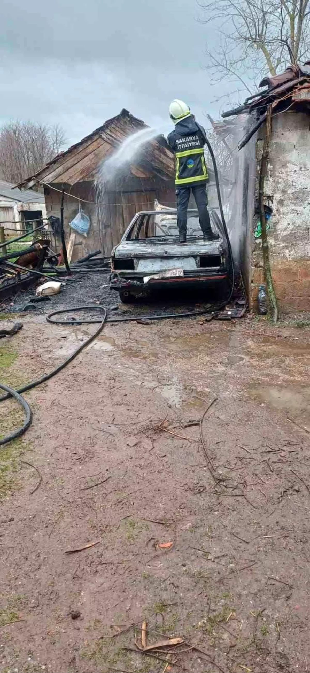 Park halindeki otomobilde çıkan yangın eve sıçradı