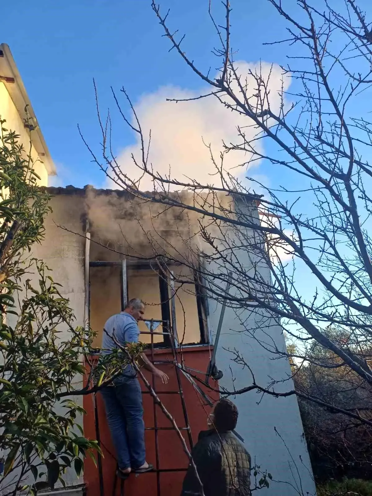 Serik'te ev yangını: Yaşlı kadın hayatını kaybetti