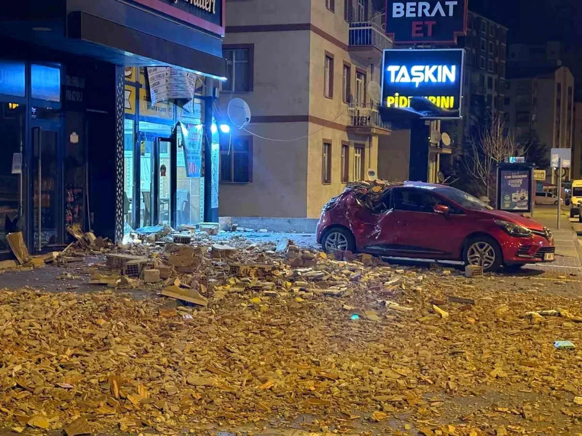 Şiddetli rüzgar binanın duvarını uçurdu